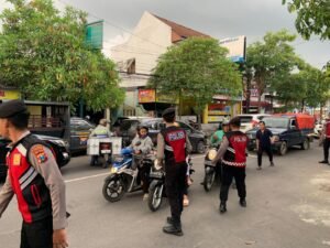 Ramadhan Berkah Polres Tulungagung Berbagi Takjil Jelang Buka Puasa 