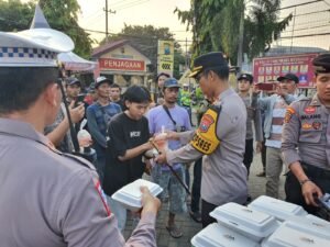 Ramadhan Berkah Kapolres Situbondo Berbagi Takjil untuk Massa Unras AMPD