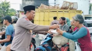 Dekat Dengan Masyarakat, Polsek Pagu Bagi Takjil ke Pengendara 