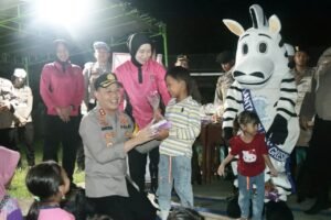 Tiba di Pulau Bawean, Kapolres Gresik langsung Hibur Anak-Anak Korban Gempa