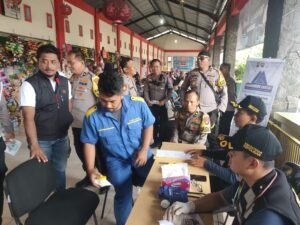 Jelang Arus Balik, Polres Ngawi Gelar Tes Urine dan Kesehatan bagi Sopir Angkutan Umum
