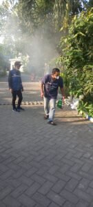 Antisipasi wabah demam berdarah warga RW 16 perumahan jayaland lakukan penyemprotan (fogging) di setiap RT