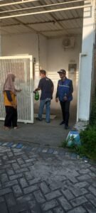 Antisipasi wabah demam berdarah warga RW 16 perumahan jayaland lakukan penyemprotan (fogging) di setiap RT