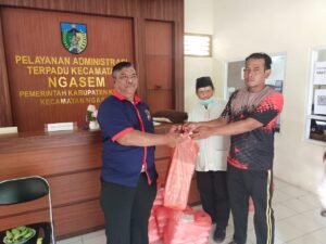 Jum’at Berkah Polsek Ngasem Bagikan Nasi Kotak Kepada Masyarakat