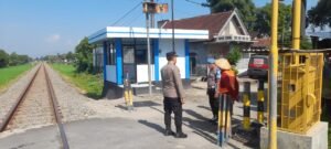 Polsek Pagu Rutin Pantau Perlintasan Rel KA Tanpa Palang Pintu Cegah Laka Lantas