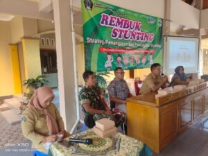 Peduli Kesehatan Anak, Babinsa Koramil Ponggok Hadiri Kegiatan Rembuk Stunting