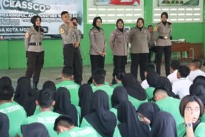 Edukasi Siswa SMA, Polwan Polres Mojokerto Kota Sosialisasikan Bahaya Narkoba dan Kenakalan Remaja