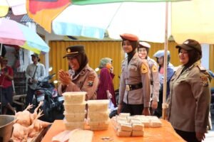 Polwan Polres Mojokerto Kota Blusukan ke Pasar Beri Himbauan Kamtibmas