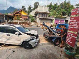 Polisi Bantu Evakuasi Motor dan Mobil yang Alami Kecelakaan di Ngantang.