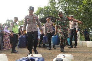 Polres Mojokerto Salurkan 32 Liter Air Bersih Untuk Warga di Kaki Gunung Penanggungan