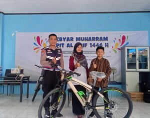 Bhabinkamtibmas Desa Ngebrak Pam Jalan Santai dan Bazar Gebyar Muharram YPIT Al-Arif