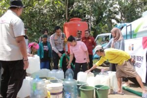 Musim Kemarau Polres Jember Distribusikan Bantuan Air Bersih Untuk Warga Desa Plalangan