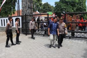 Polres Kediri Kota Pertebal Pengamanan Kantor KPU pada Tahapan Pendaftaran Paslon di Pilkada 2024