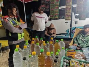 Kabag Ops Polres Kediri Kota Sita Puluhan Botol Miras dari Lapak Pedagang di Area Digelarnya Acara KSF 2024