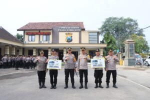 Berkinerja Baik dan Rajin Beribadah, Dua Personel Dapat _Reward_ Paket Umroh dari Kapolres Kediri Kota