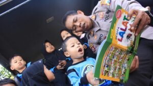 Melalui Dongeng, Polisi Kediri Dekatkan Diri dan Bentuk Karakter Anak Usia Dini