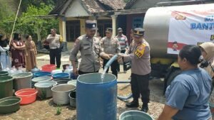 Wujud Kepedulian Terhadap Masyarakat, Kapolsek Jetis Berbagi Air Bersih