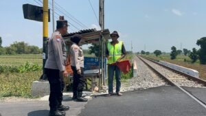 Sat Binmas Polres Kediri Memberikan Rompi Keselamatan Ke Relawan Penjaga Palang Pintu Kereta Api