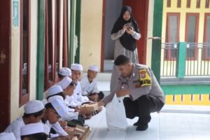 Wujudkan Program Asta Cita Polres Probolinggo Berbagi Makanan Bergizi di Sekolah