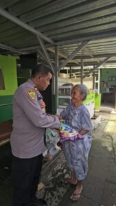Polres Kediri Giat Sosial,Bantuan Sembako Ke Penghuni Lansia di Pasar Loak Pujasera