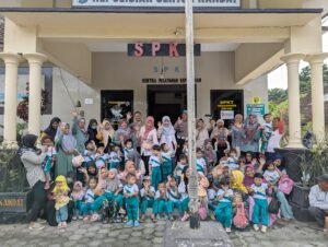 Anggota Polsek Kandat Giat Bersama Puluhan Anak Dari Dari Taman Posyandu (TAPOS) VI Desa Tegalan Kandat Kediri