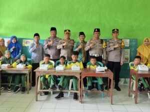 Dukung Program Makan Bergizi, Polres Mojokerto Kota Bagikan Makan Bergizi Gratis di Sekolah
