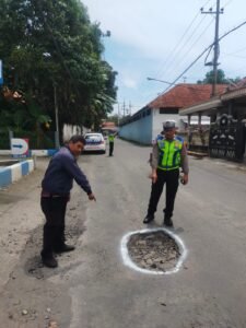 Polres Kediri Kota Perkuat Keselamatan Lalu Lintas: Edukasi Supir Truk dan Survei Jalan Rusak