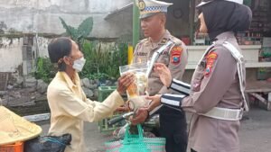 Satlantas Polres Kediri Kota Gelar Jumat Berkah dengan Semangat Peduli