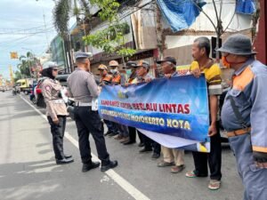 Rangkul Jukir, Satlantas Polres Mojokerto Kota Berikan Sosialisasi Tertib Berlalu Lintas