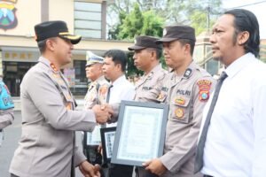 Kapolres Kediri Kota Beri Penghargaan Kepada Personel Berprestasi dan Masyarakat Yang Membantu Tugas Polri
