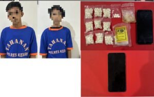 Tim Buser Satresnarkoba Polres Kediri menangkap dua pemuda diduga mengedarkan narkoba jenis pil dobel L.
