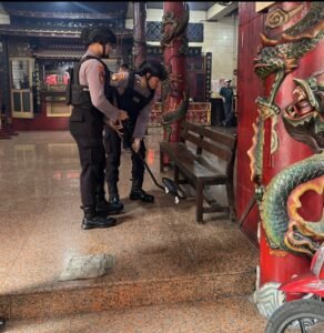 Jelang Imlek Polres Tanjungperak Sterilisasi Sejumlah Klenteng di Surabaya
