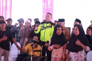 Patroli Jarak Jauh Naik Motor Kapolda Jatim Beri Bantuan Sembako Untuk Warga di Malang