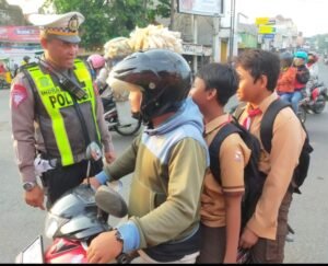 Kanit Lantas Polsek Krian Sosialisasikan Ops Keselamatan Semeru 2025 kepada Pengendara R4,dan R2 di Wilayah Krian