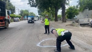 Operasi Keselamatan Semeru 2025 Polisi Beri Tanda Jalan Berlubang di Sidoarjo