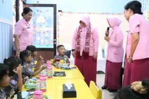 Cerianya Anak TK Kemala Bhayangkari 84 Kota Mojokerto Dapatkan Makan Bergizi dari Ketua Bhayangkari Jatim