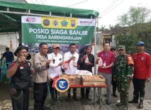 Kapolsek Krian dan PT Charoen Pokphand Bantu Warga Terdampak Banjir di Dusun Badas, Desa Barengkrajan Krian