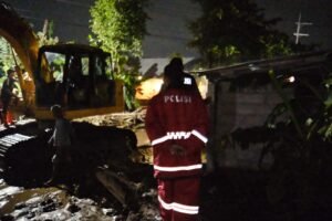 Polres Kediri Giat Cepat Tanggap Dalam Menangani Banjir di Plosoklaten