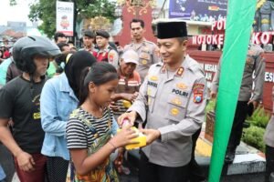 Wajah Bahagia Pengguna Jalan Menerima Takjil Dari Kapolres Mojokerto Kota