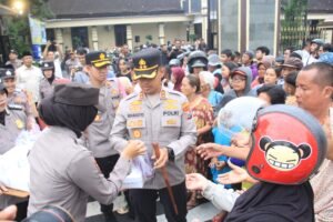 Kapolres Kediri Kota Bagikan Takjil untuk Masyarakat sebagai Wujud Kepedulian di Bulan Ramadhan