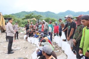 Wujudkan Ramadhan Penuh Berkah, Kapolres Kediri Kota Baksos di Tempat Pembuangan Akhir (TPA) Pojok