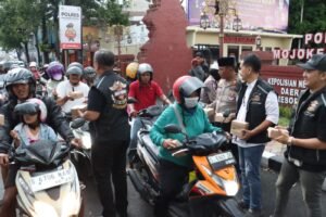 Polres Mojokerto Kota Gandeng Komunitas HDCI Bagikan Takjil Kepada Masyarakat