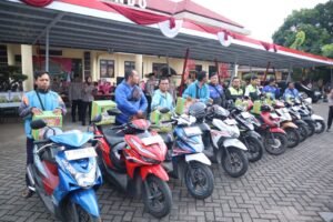 Polres Situbondo dan Bhayangkari Berbagi Ratusan Bingkisan Ramadhan untuk Driver Ojol
