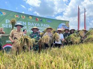 Kapolres Kediri Kota Bersama Forkopimda Ikuti Panen Raya Padi Serentak Bersama Presiden RI