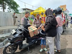Bantu Pemudik Kehabisan Bensin, Polisi di Kota Kediri Tuai Pujian