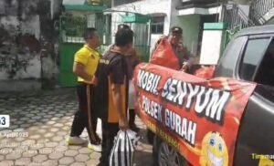 Polsek Gurah, Mengenalkan Inovasi Mobil Senyum Setiap Jum’at Berkah Berkeliling Ke Warga dan Sekolahan Membagikan Nasi Kotak