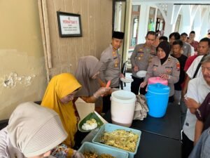 Polres Kediri Kota Gelar “Jumat Berkah” Makan Siang Bersama Usai Salat Jumat