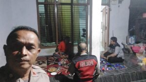 Kapolsek Krian dan Anggota Laksanakan Patroli Kampung Tahu, Sosialisasikan Larangan Penggunaan Bahan Bakar B3