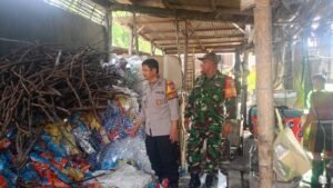 Kapolsek Krian Ajak Bhabinkamtibmas dan Babinsa Sosialisasi Bahaya Bahan B3 di Kampung Tahu Tropodo
