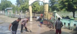Gotong Royong Polisi dan TNI bersama Warga Bersihkan Sisa Meterial Banjir di Tuban